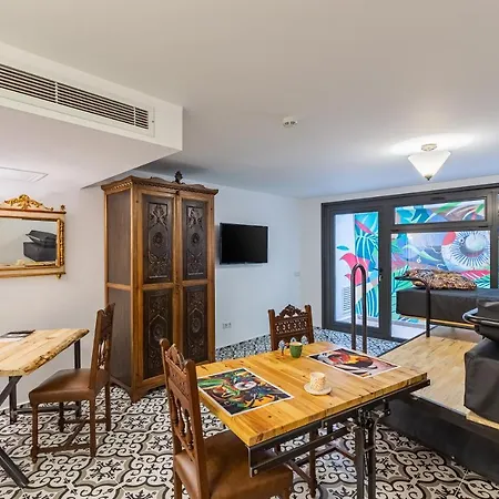 Pera Hotell 4*